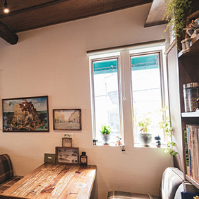 平熱─昼下がりのカフェにて｜日常の穏やかさの中で交わされる、男女の率直な会話